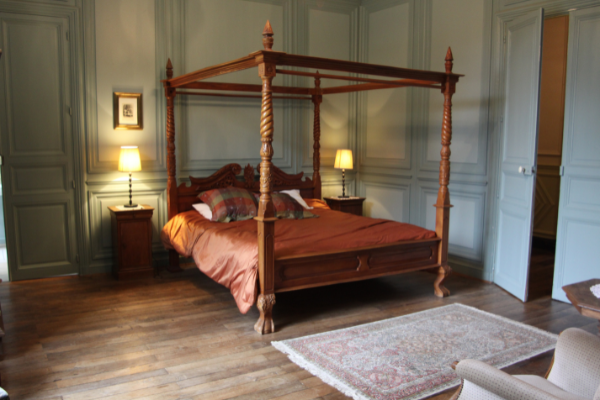  Stately Four-Poster Bed